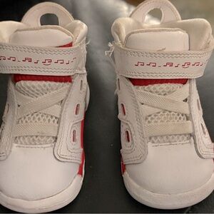 Nike toddler sneakers. Red and white Nike sneakers, slightly used. Size 4c